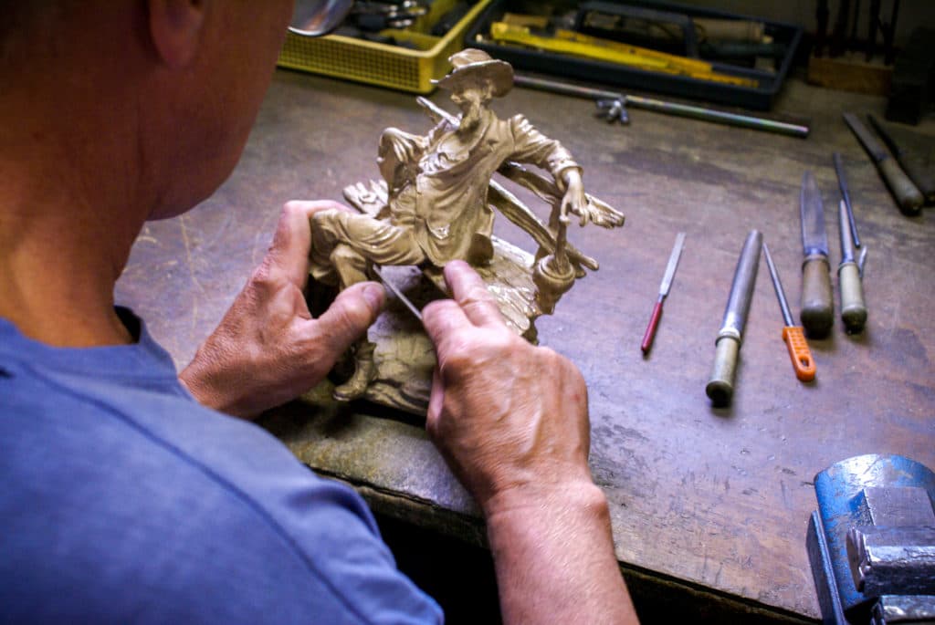 Ręczne wykańczanie rzeźby z mosiądzu